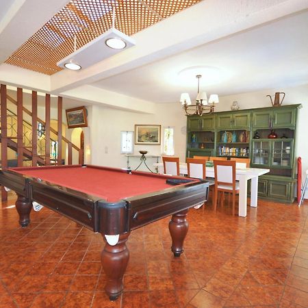 Walking Distance To The Centre - Snooker Table - Private Pool - 5 Bedrooms Quarteira Luaran gambar