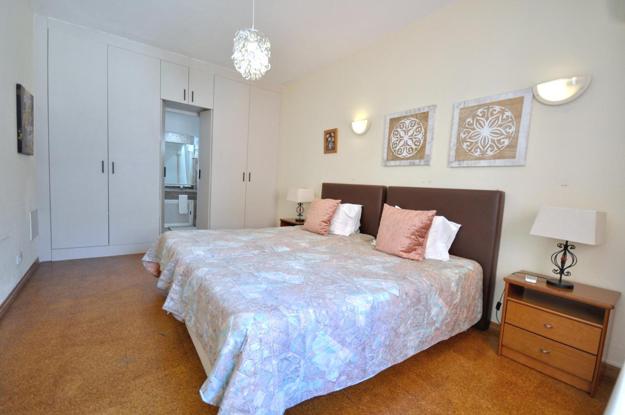 Walking Distance To The Centre - Snooker Table - Private Pool - 5 Bedrooms Quarteira Luaran gambar
