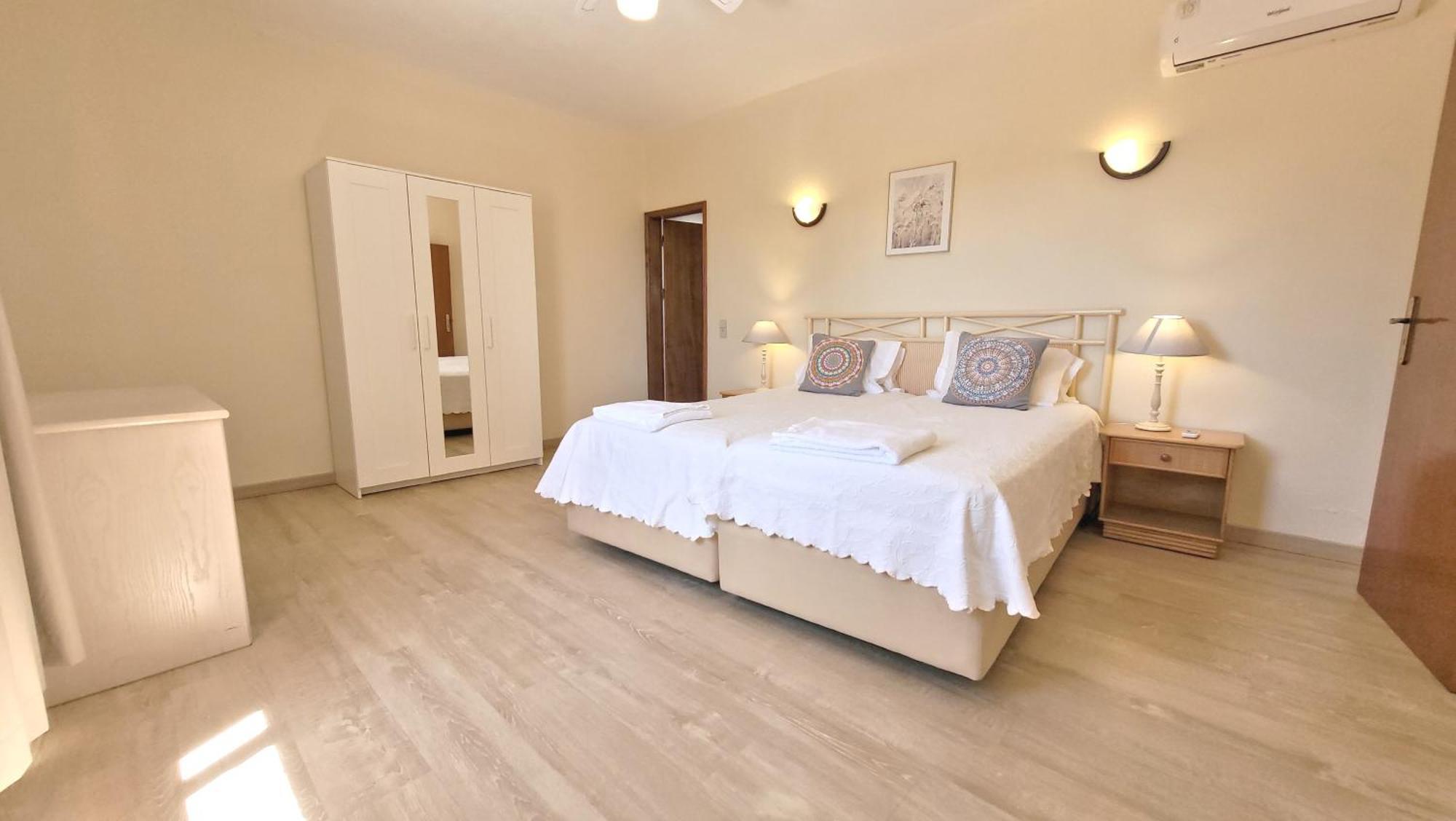 Walking Distance To The Centre - Snooker Table - Private Pool - 5 Bedrooms Quarteira Luaran gambar