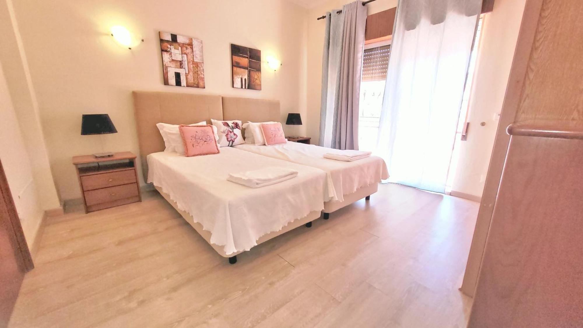 Walking Distance To The Centre - Snooker Table - Private Pool - 5 Bedrooms Quarteira Luaran gambar