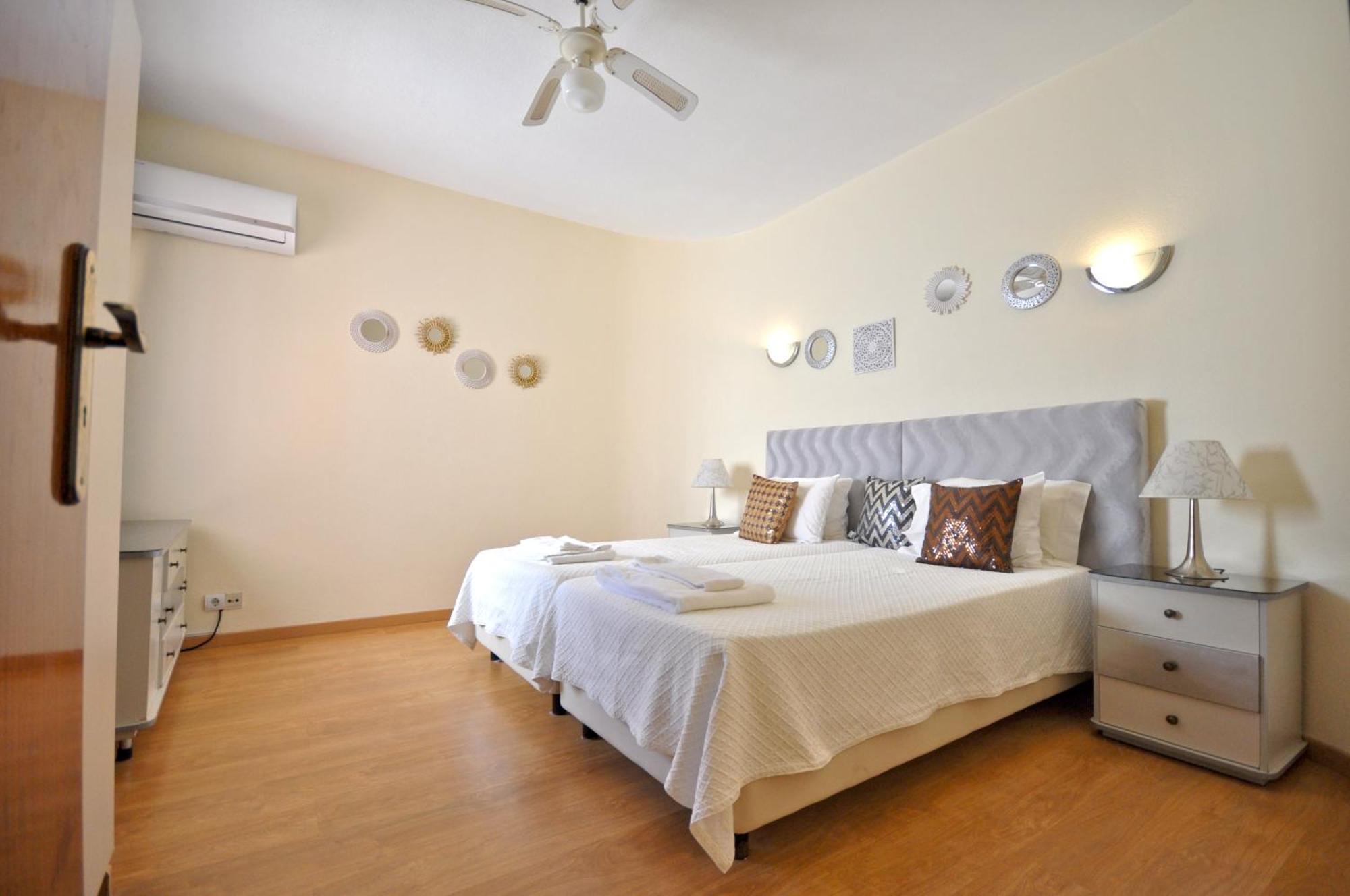 Walking Distance To The Centre - Snooker Table - Private Pool - 5 Bedrooms Quarteira Luaran gambar
