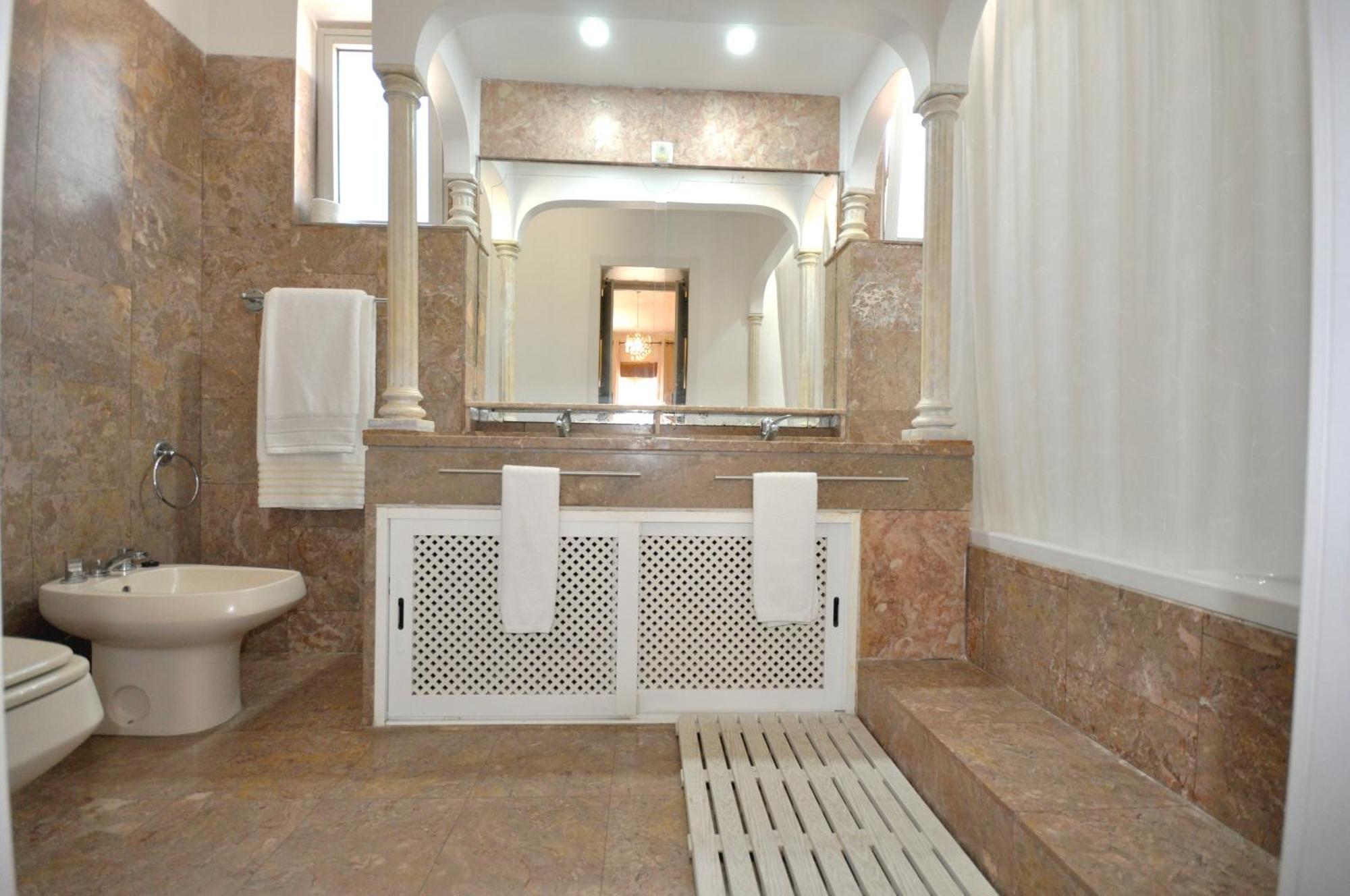 Walking Distance To The Centre - Snooker Table - Private Pool - 5 Bedrooms Quarteira Luaran gambar